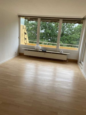 Vollständig renovierte Wohnung mit zwei Zimmern sowie Balkon und Einbauküche in Bad