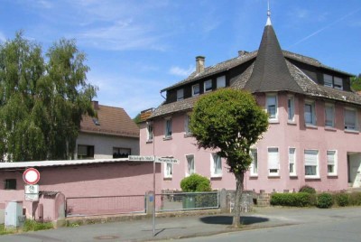 Freundliche u. gepflegte 4-Raum-Hochparterre-Wohnung mit hohen Decken in Battenberg - Geschäftsräume
