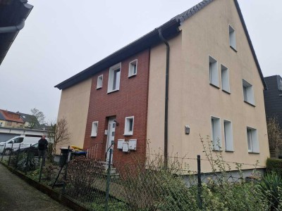 Geräumiges, preiswertes 8-Raum-Mehrfamilienhaus in Duisburg Großenbaum