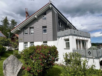 Traumwohnung Bezug  nach Sanierung,  mit Miele EBK und 50qm großer Terrasse, separater Hauseingang