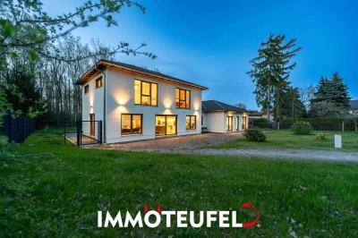 Exklusives Wohnensemble aus Stadtvilla und Bungalow auf großem Grundstück – stilvoll, effizient und
