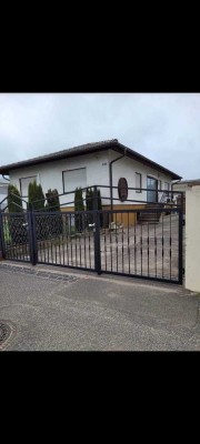 Wohnhaus mit weitläufigem Grundstück