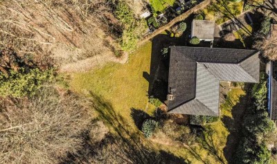 Wohnen, wo(von) andere Träumen – Bungalow mit Schwimmhalle auf traumhaftem, parkähnlichem Grundstüc