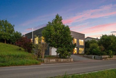 ARCHITEKTENHAUS MIT EINLIEGERBEREICH IN LÄNDLICHER IDYLLE UND WEITBLICK