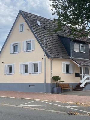 Saniertes altes Bauernhaus, mit Scheune und Schuppen, ohne Garten