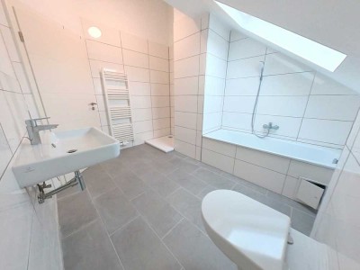 Helle Dachgeschosswohnung mit hohen Decken in ruhiger Wohnlage!!!