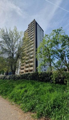 Helle 2-Zimmer Wohnung im 8. OG mit Balkon in Erlangen-Büchenbach