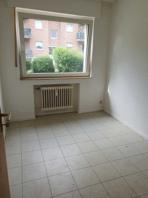 3 Zimmer im Erdgeschoss - renovierungsbedürftig - nur mit Wohnberechtigungsschein