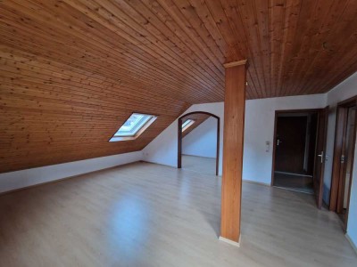 Gepflegte 2-Zimmer Dachgeschoss-Wohnung in ruhiger Lage