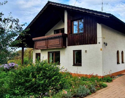 Gepflegtes 6-Zimmer-Mehrfamilienhaus mit EBK und Garten in Ungerhausen