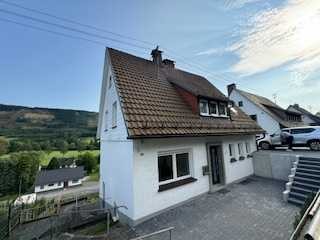 Lennestadt Saalhausen, nahezu komplett saniertes, großzügiges Wohnhaus in sonniger Aussichtslage