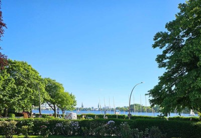 Exklusiv wohnen: Direkt an der Alster – mit Balkon und Alsterblick sowie Terrasse ins Grüne