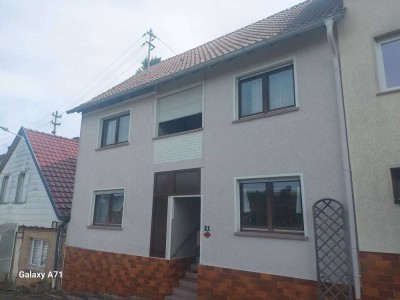 Top-Gelegenheit! Reihenhaus mit Garage und viel Potenzial in Callbach zu verkaufen.