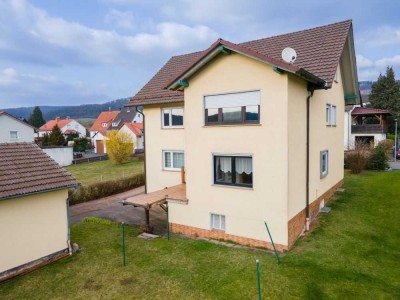 Massives Ein- bis Zweifamilienhaus mit Garagen, Garten und einem bezahlbaren Preis
