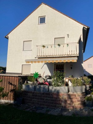 Asperg - Freistehendes Haus mit EBK, großem Garten, 7 Zimmern und Balkon