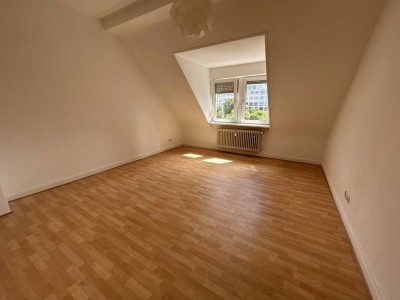 Großzügige DG-Wohnung mit EBK in top Lage