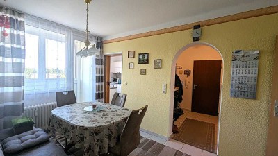 Sehr schöne + angenehm aufgeteilte Eigentumswohnung in gepflegtem Mehrfamilienhaus, Garage + Keller