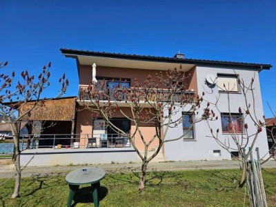 Zweifamilienhaus mit großzügigem Garten in schöner, familiärer Lage in Lebring