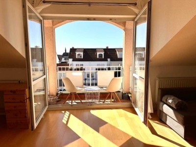 Helle 2-Zimmer-Dachgeschosswohnung mit Einbauküche und ruhigem Südbalkon