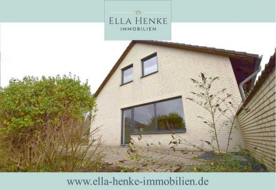 Freistehendes Einfamilienhaus auf großem Grundstück mit Keller + Garage.