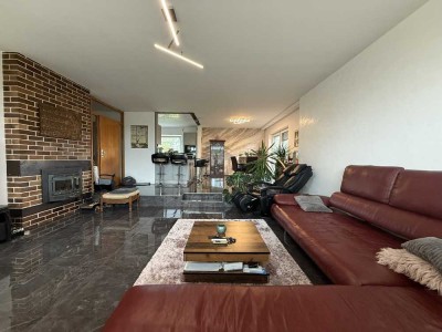 ZENTRALE WOHNLAGE INKLUSIVE EINEM EXTRA BAUPLATZ, GARAGEN UND GARTENPARADIES