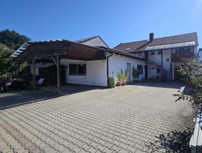 Attraktives Zweiparteienhaus mit Garage und Stellplätzen