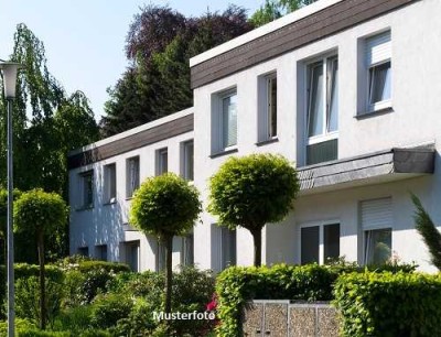 Sechsfamilienhaus, Balkone, Stellplätze