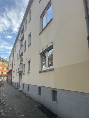 Helle und renovierte 2,5 Raum-Wohnung im Hochparterre