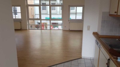 Attraktive helle 2-Zimmer Wohnung mit 2 Balkonen zentral gelegen