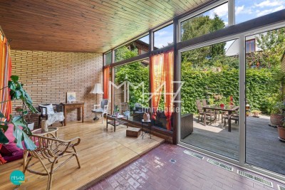KLEINOD BEIM ROTEN BERG • Stilvoller Bungalow mit Eigengarten • 7 Zimmer • 2 Terrassen • Flexible Nutzung • Zeitloser Wohnkomfort