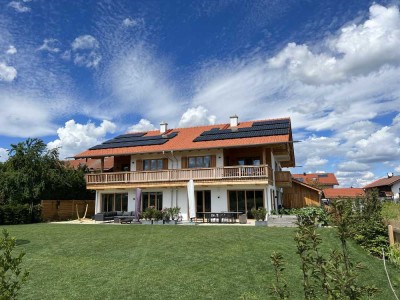 Moderne, luxuriöse Doppelhaushälfte mit Bergblick in Holzkirchen
