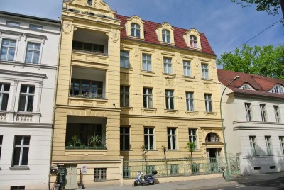 Möblierte Altbau Wohnung - Stuck, Fischgrätparkett, Einbauküche
