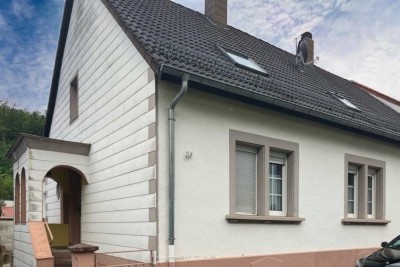 Hübsches Wohnhaus (teilrenoviert) mit Garten und Garage