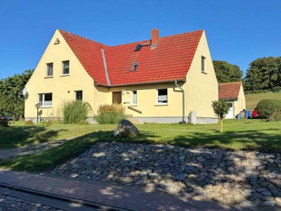 Großzügiges Einfamilienhaus mit Einliegerwohnung und weitläufigem Grundstück