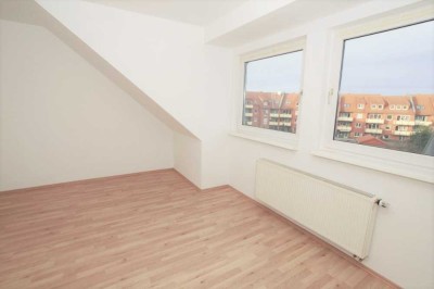 Gemütlichkeit im Dach- 2 Zimmer Wohnung mit Balkon und Dusche im Lindenplatz/Hermsdorf
