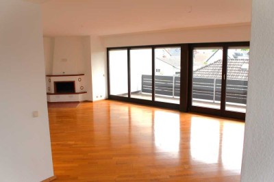 Großzügige Wohnung für anspruchsvolle Mieter, 5 Zi, 2 Bäder, 1 Balkon, 1 Terrasse, 1 offener Kamin