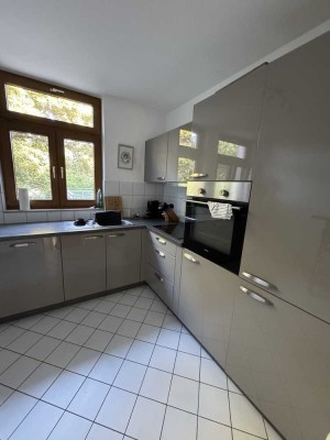 2-Zimmer Wohnung mit großer Terrasse in Stadtvilla mit Parklage