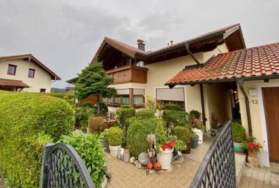 Elegante und sehr schöne 3-Zi.-Dachgeschosswohnung mit Balkon und EBK, in Oberheining bei Laufen.