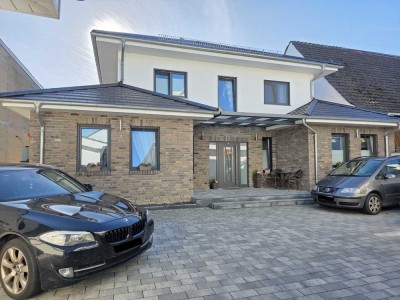 Eine moderne Wohnoase mit zwei Häusern auf einem großzügigen Grundstück