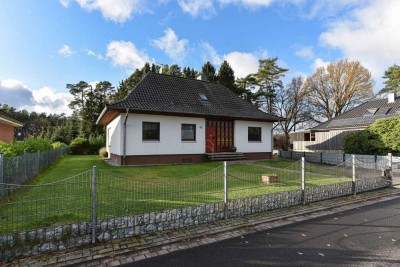 Bungalow mit Kellerbar, 2 Garagen & Traumgrund in ruhiger Sackgasse**