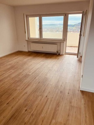 Helle, frisch sanierte 2-Zimmer-Wohnung mit großem Balkon & Tiefgaragenstellplatz