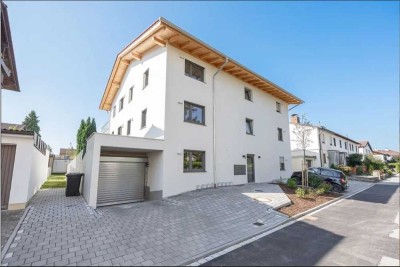 Neubau-Erstbezug, wunderschöne 3-Zimmer-Wohnung mit großer Dachterrasse in Rosenheim OT Pang