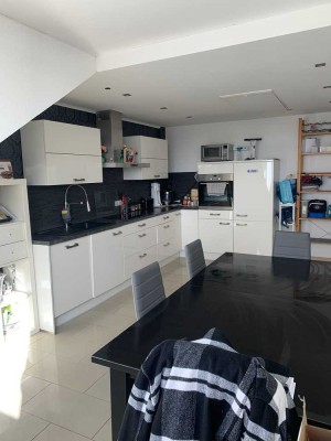 Neuwertige DG-Wohnung mit drei Zimmern in Duisburg Neudorf