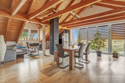 Willkommen über den Dächern von Floß: Kernsanierte Dachgeschosswohnung mit Weitblick in ruhiger Lage