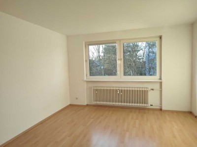 Schöne helle 2-Zimmer-Wohung mit Balkon, unrenoviert in gutem Zustand