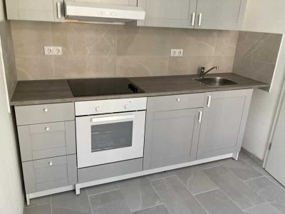 Zweitbezug nach Sanierung! Großzügige 3-Zimmerwohnung mit Laminat, Balkon, Wanne und Einbauküche!