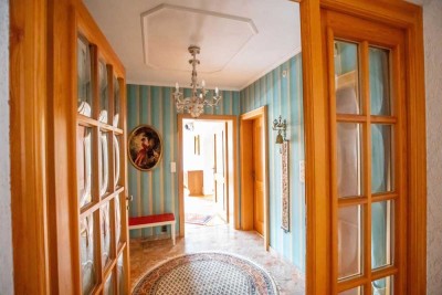 Charmantes Zweifamilienhaus mit Charakter, großem Garten und zwei Garagen in Geisenfeld