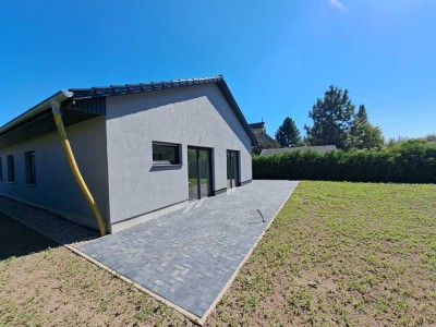 Zwischen den schönsten Seen der Mecklenburgischen Seenplatte: moderner Bungalow in attraktiver Lage