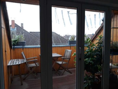 Helle, offen geschnittene Dachgeschosswohnung mit 3 Zimmern und Loggia
