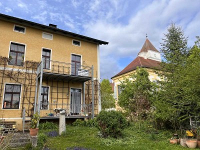 Charmante, freie Denkmal-2-Zi.-ETW mit Balkon und Garten in Alteglofsheim, direkt am Schloss